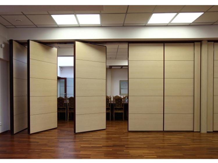 Vách ngăn di động bằng nhựa là giải pháp phân chia không gian linh hoạt, nhẹ và tiết kiệm chi phí