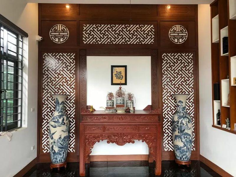 Mẫu vách ngăn phòng thờ với phòng khách có hoa văn chữ Vạn đẹp, ấn tượng