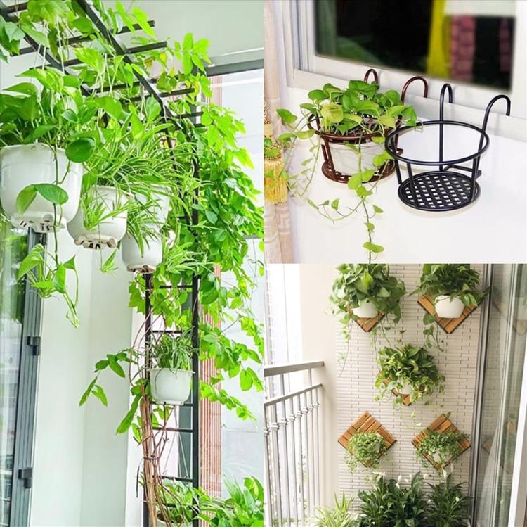 Cải tạo ban công chung cư đẹp với các chậu hoa nhỏ cho không gian xanh