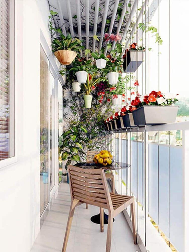 Cải tạo ban công chung cư đẹp với các chậu hoa nhỏ xinh xắn