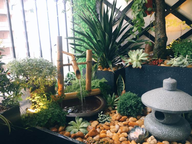 Mẫu cải tạo ban công chung cư với tiểu cảnh nhỏ ấn tượng