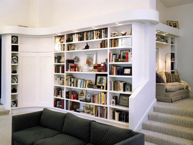 Phương án cải tạo nhà cấp 4 rộng hơn bằng cách thiết kế đường dẫn vào nhà thành giá sách