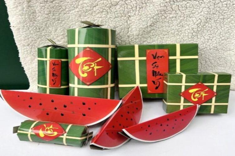 Trang trí nhà ngày Tết Bính Ngọ với mô hình bánh chưng, bánh tét