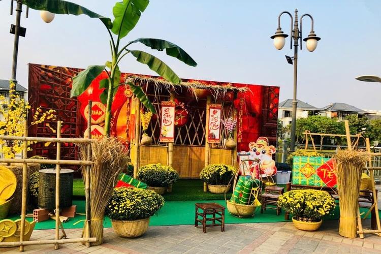 Trang trí Tết ngoài trời giúp không gian ngôi nhà đầy màu sắc