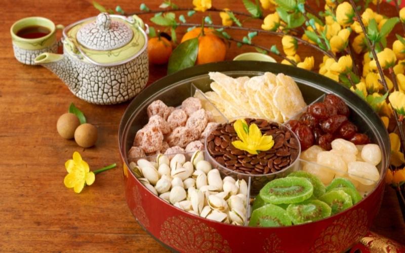 Trang trí Tết cổ truyền 2026 với khay bánh mứt trên bàn tiếp khách