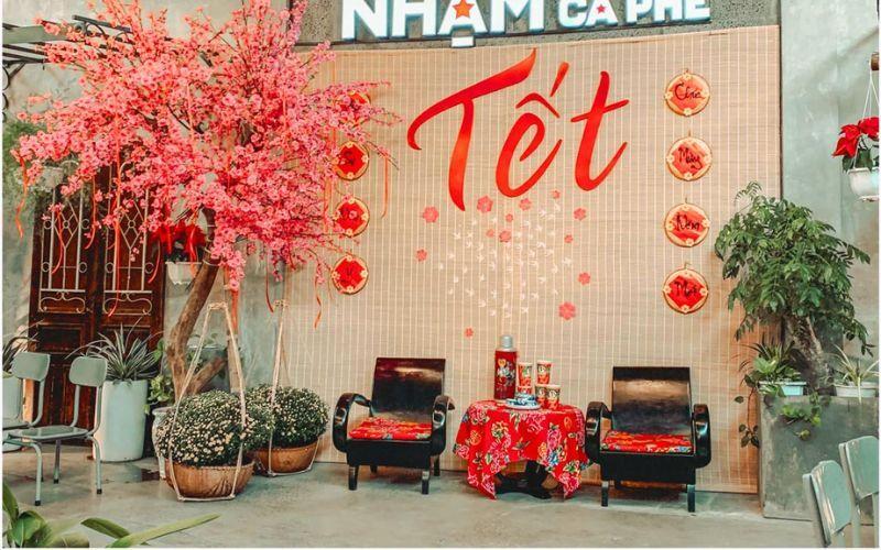 Mẫu trang trí Tết cổ truyền hiện đại, đơn giản, tiết kiệm chi phí cho quán cà phê 