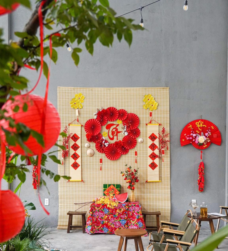 Trang trí Tết phòng khách bằng vòng hoa treo tường giúp tạo điểm nhấn tinh tế cho không gian