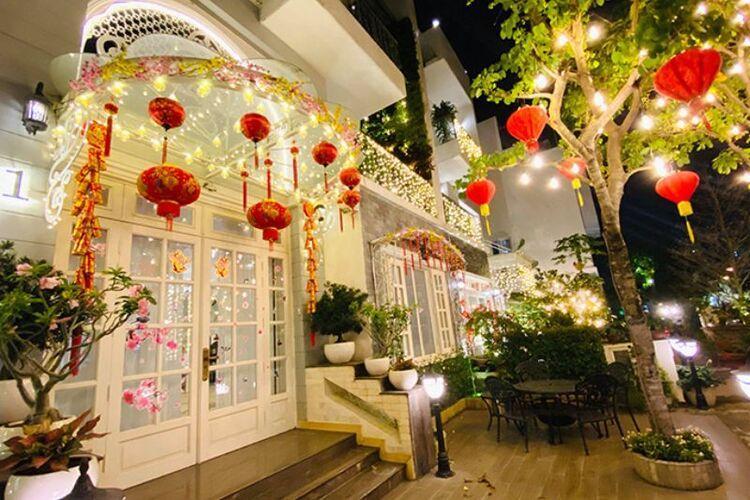 Trang trí Tết phòng khách đẹp lung linh với đèn nhấp nháy