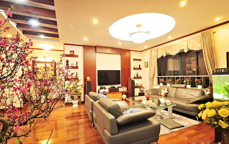 Trang trí phòng khách kết hợp sofa giường cùng giàn hoa mai, đào