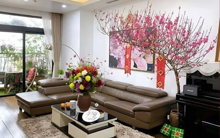 Không gian trang trí Tết phòng khách đẹp, hài hòa với bàn trà và sofa