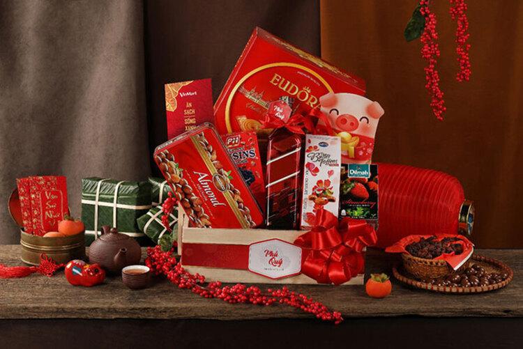 Trang trí Tết phòng khách bằng set quà Tết độc đáo sẽ giúp không gian thêm phần đủ đầy 