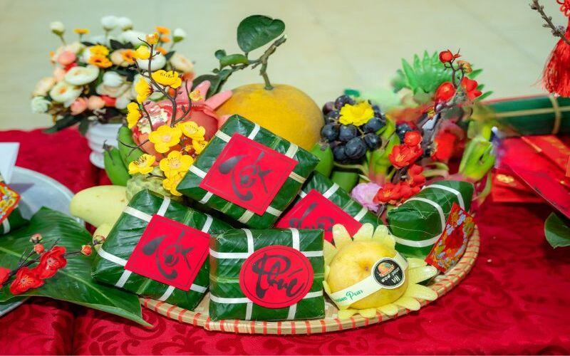 Trang trí Tết cổ truyền với mô hình bánh chưng, bánh tét ở văn phòng