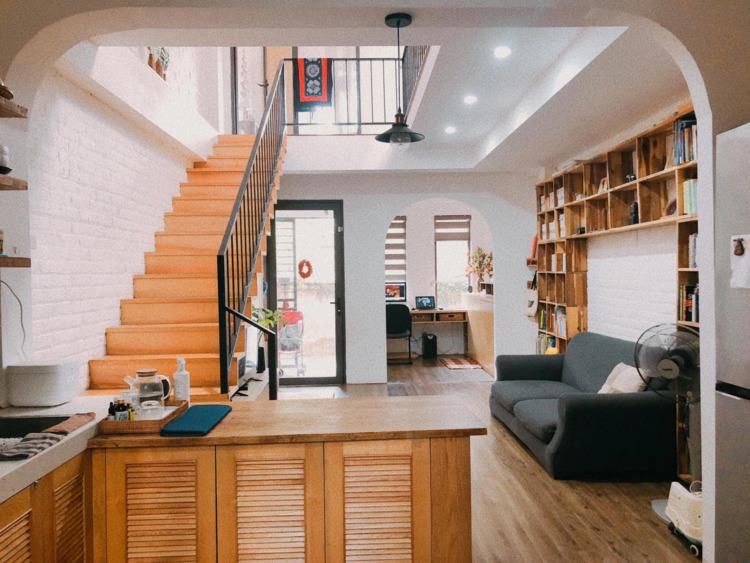 Mẫu thiết kế nhà ống có gác lửng với nội thất phòng khách thông minh, tiện lợi