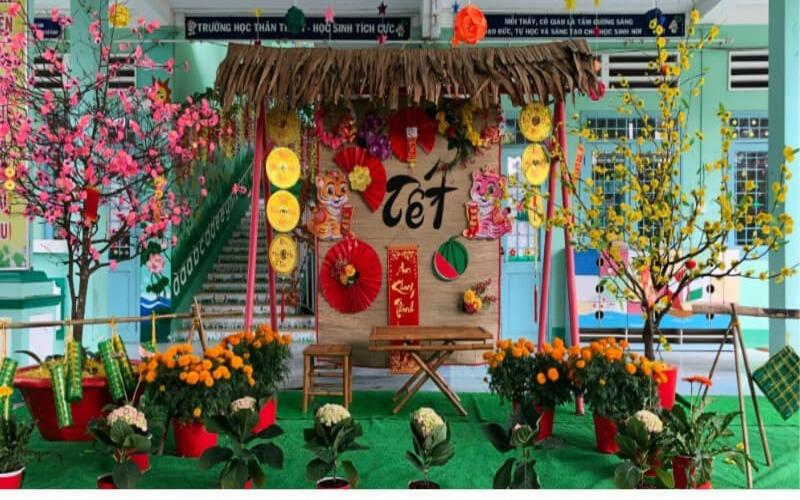 Mẫu trang trí Tết cổ truyền theo phong cách làng quê Nam bộ ở trường học