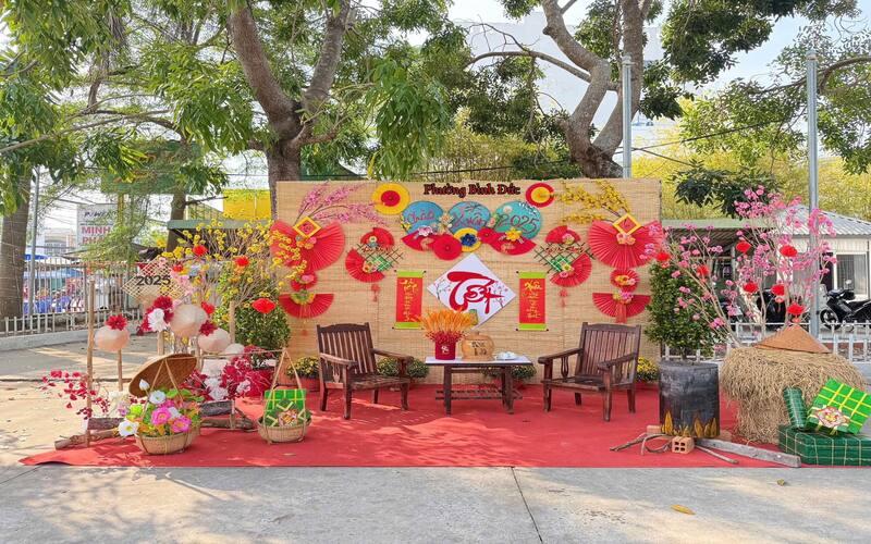 Trang trí Tết cổ truyền 2026 ở sân vườn