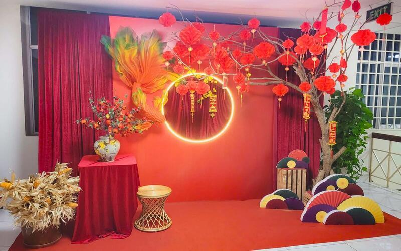 Mẫu trang trí Tết cổ truyền Việt Nam đơn giản với gam màu đỏ