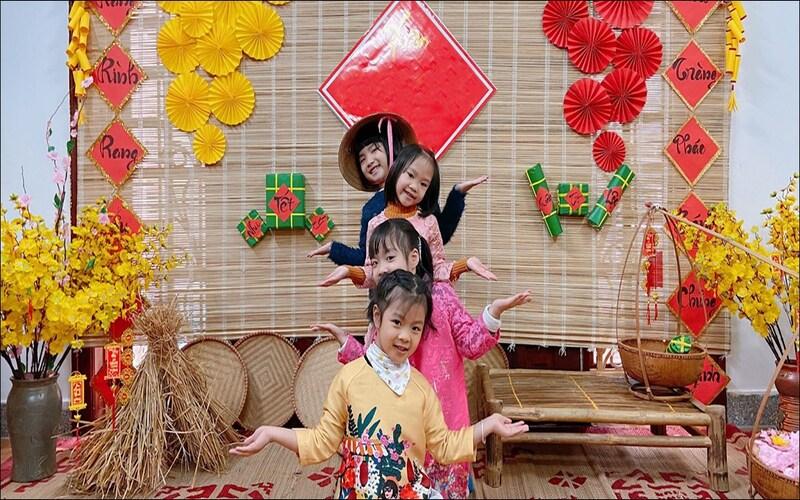 Mẫu Trang trí Tết cổ truyền 2026 đơn giản ở trường mầm non 
