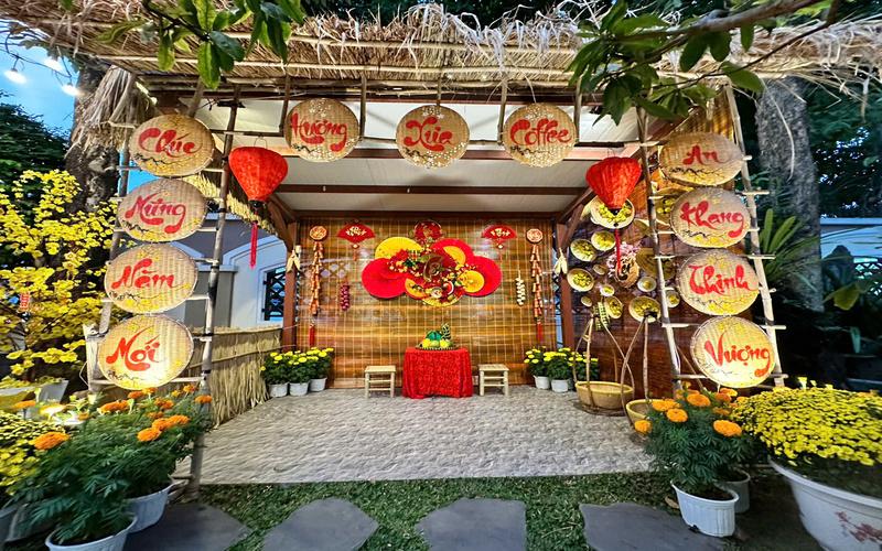 Mẫu trang trí Tết cổ truyền năm Bính Ngọ 2026 trước sân nhà