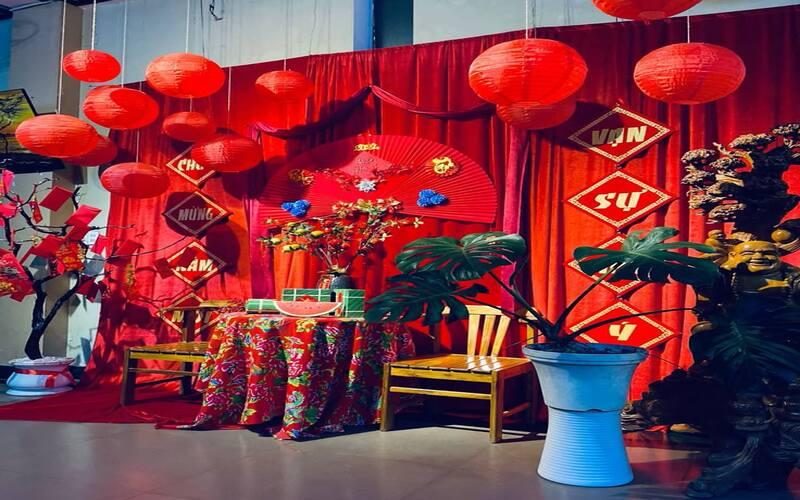 Mẫu trang trí Tết cổ truyền 2026 với câu đối đỏ