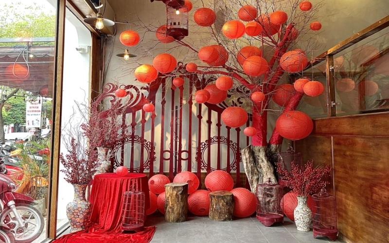 Trang trí Tết cổ truyền xuân 2026 với lồng đèn đỏ