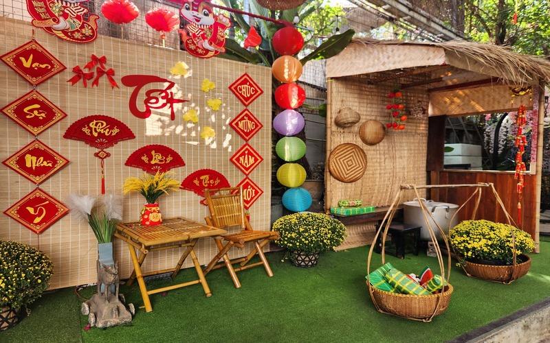 Trang trí Tết cổ truyền 2026 cùng quang gánh