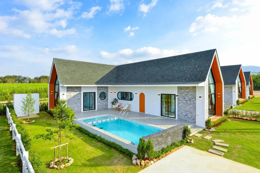 Mẫu nhà cấp 4 chữ L có bể bơi ngoài trời và không gian kiến trúc đẹp