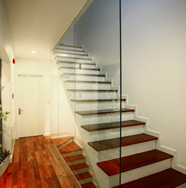 Vách ngăn cầu thang làm từ kính độc đáo, sang trọng