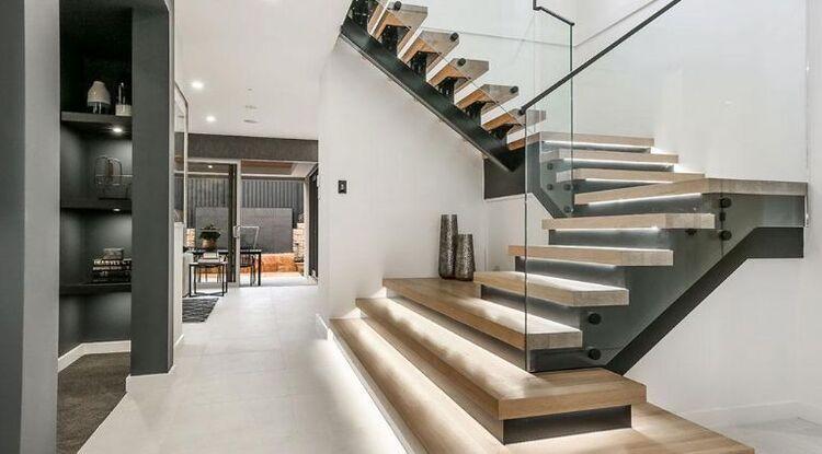 Mẫu vách ngăn cầu thang bằng kính tạo cảm giác thoáng đãng