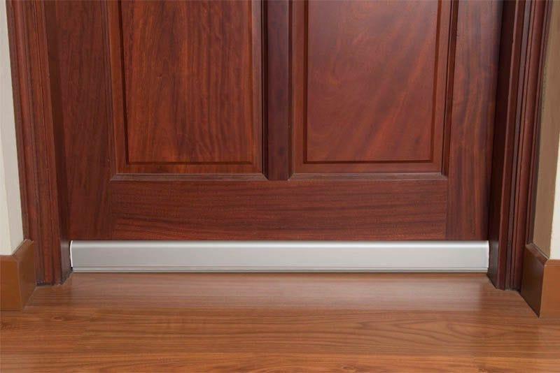 Sử dụng thanh chắn Door Sweep bằng nhôm tích hợp dải cao su để bịt kín hoàn toàn khoảng trống dưới chân cửa gỗ (Nguồn: Internet)
