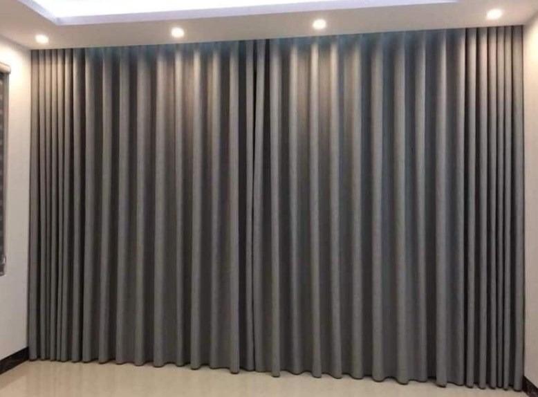 Lắp đặt hệ rèm vải dày nhiều lớp hoặc vải nhung để hấp thụ sóng âm và ngăn chặn một phần tiếng ồn truyền qua bề mặt kính (Nguồn: Internet)