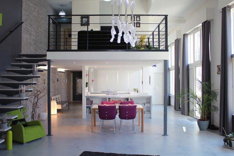 Dời phòng khách và không gian sinh hoạt lên gác lửng giúp tối ưu phòng bếp (Nguồn: Internet)