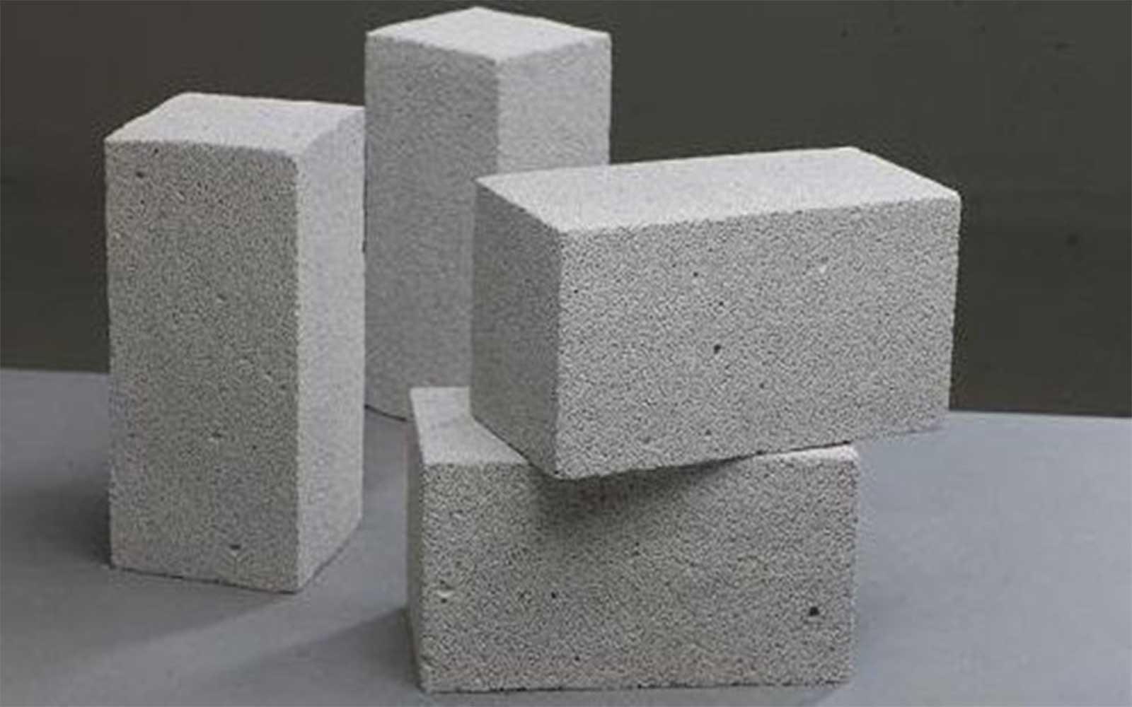 Gạch bê tông bọt khí CLC sở hữu các lỗ rỗng kín phân bố đồng nhất giúp vật liệu đạt được độ nhẹ tối ưu cho công trình (Nguồn: Internet)
