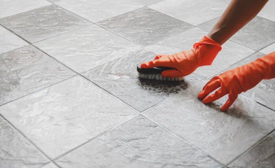 Vật liệu có khả năng chống trượt, chịu ẩm phù hợp khu vực thường xuyên tiếp xúc với nước như nhà vệ sinh (Nguồn: Internet)