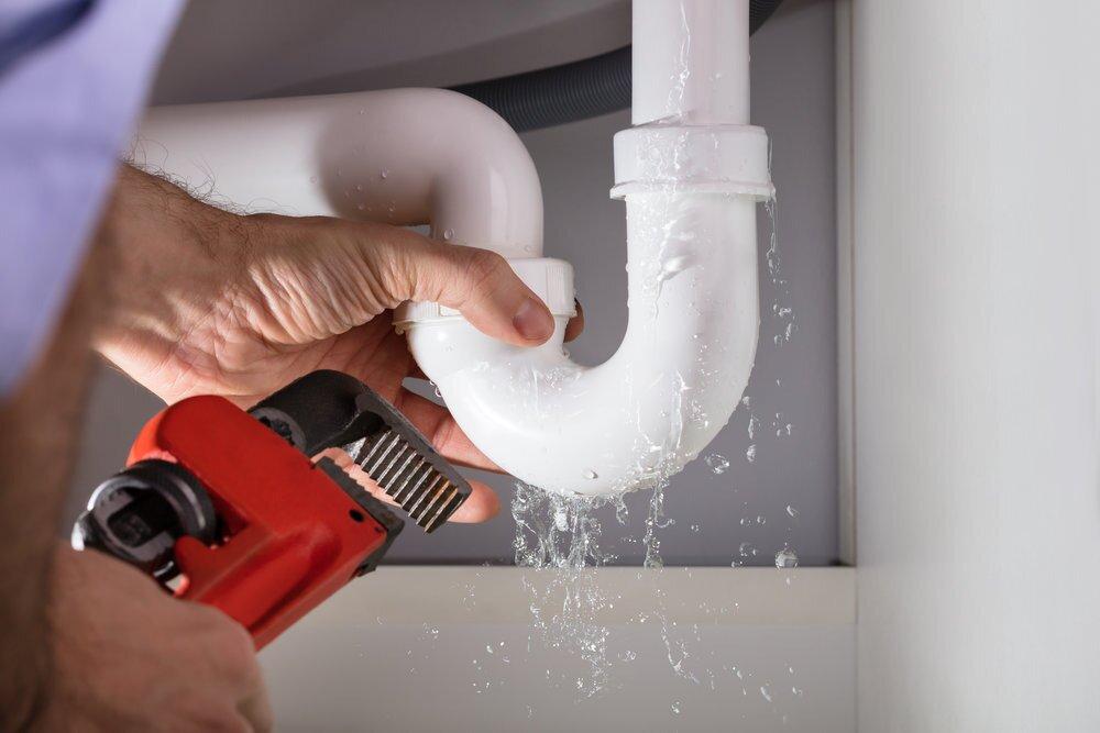 Xử lý hoặc thay thế đoạn ống bị hư hỏng trước khi thi công chống ẩm tường nhà (Nguồn: Internet)