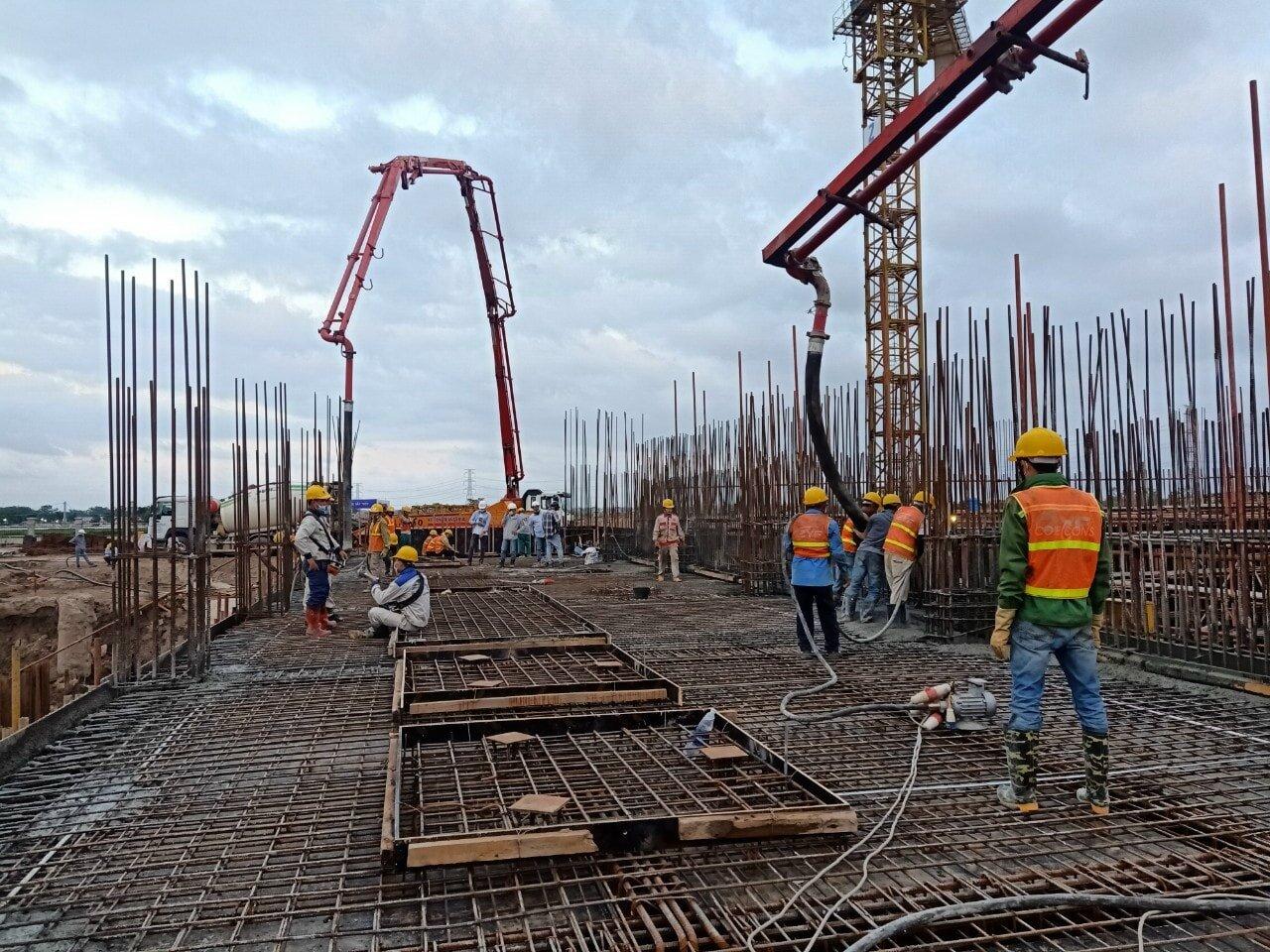 Khu vực thi công đổ bê tông sàn và dầm với hệ cốt pha chịu lực tạm thời (Nguồn: Internet)