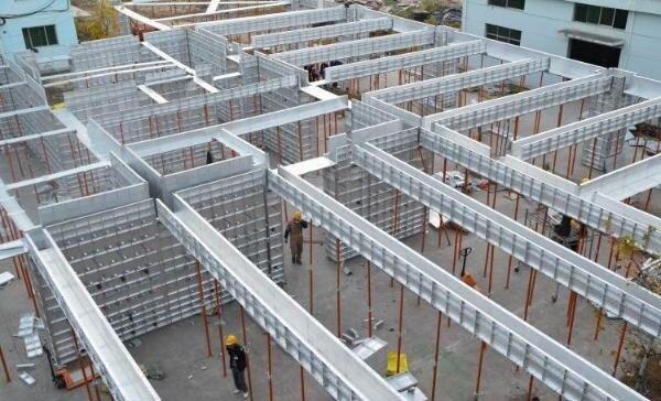 Hệ thống cốt pha nhôm diện rộng lắp đặt vách ngăn và kết cấu tầng nhà cao tầng (Nguồn: Internet)