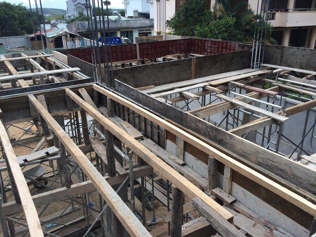 Hệ thống cột chống và giằng đỡ cốt pha kiểm tra độ chắc chắn trước khi đổ bê tông (Nguồn: Internet)