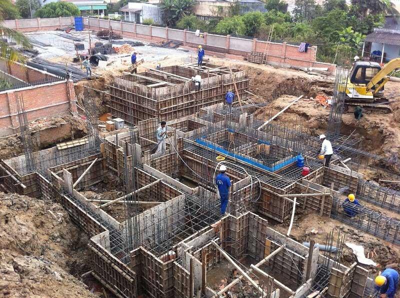 Tổng quan công trường lắp dựng cốt pha móng và đà giáo đúng kỹ thuật, bảo đảm an toàn (Nguồn: Internet)