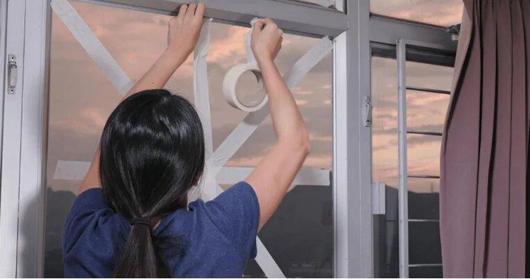 Dán băng dính lên cửa kính KHÔNG mang lại hiệu quả chịu lực (Nguồn: Internet)