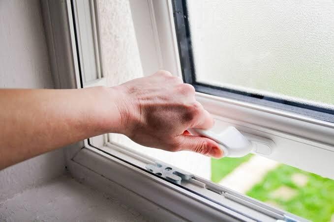 Đóng kín toàn bộ cửa giúp hạn chế gió mạnh xâm nhập vào nhà (Nguồn: Internet)
