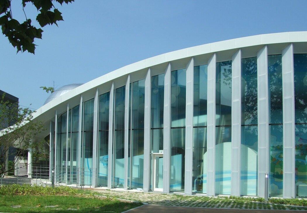Lam dọc bản to kết hợp cửa kính lớn (Nguồn: Internet)
