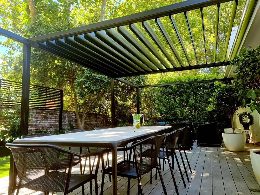 Hệ giàn lam pergola che nắng mặt tiền nhà kết hợp vườn cây (Nguồn: Internet)