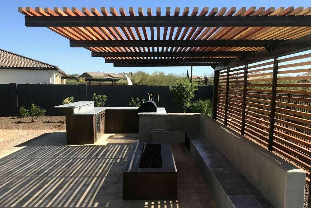 Pergola thép kết hợp lam giả gỗ tạo không gian ấm cúng, hiện đại cho không gian sân thượng (Nguồn: Internet)