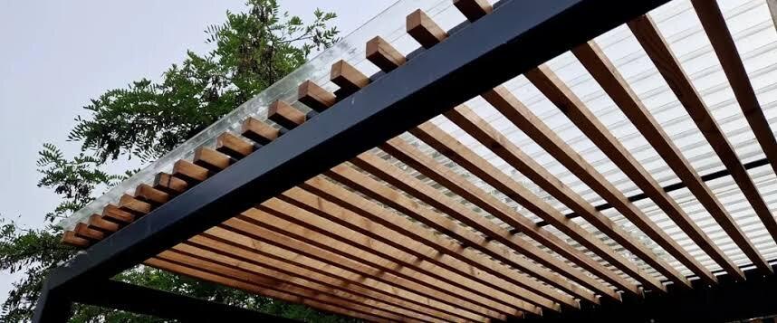 Thiết kế Pergola thép kết hợp lam giả gỗ và mái kính cho khu vực sân thượng (Nguồn: Internet)