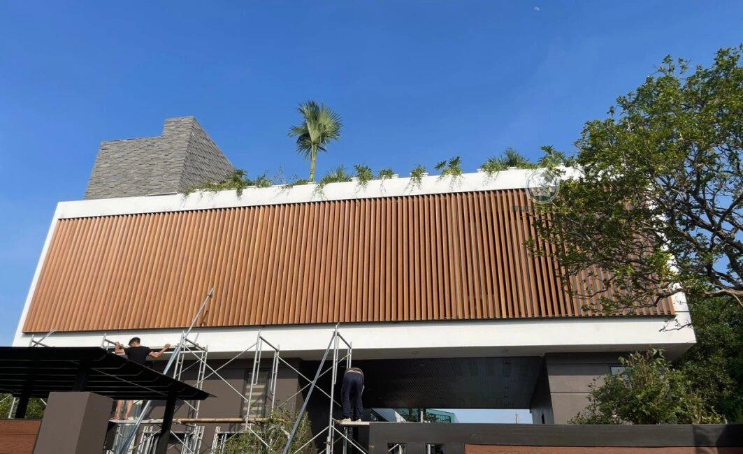 Lam gỗ ứng dụng trang trí mặt tiền nhà (Nguồn: Internet)