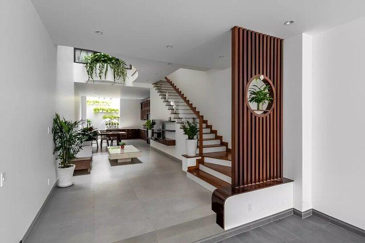 Mẫu lam gỗ trang trí cầu thang đẹp, ấn tượng (Nguồn: Internet)