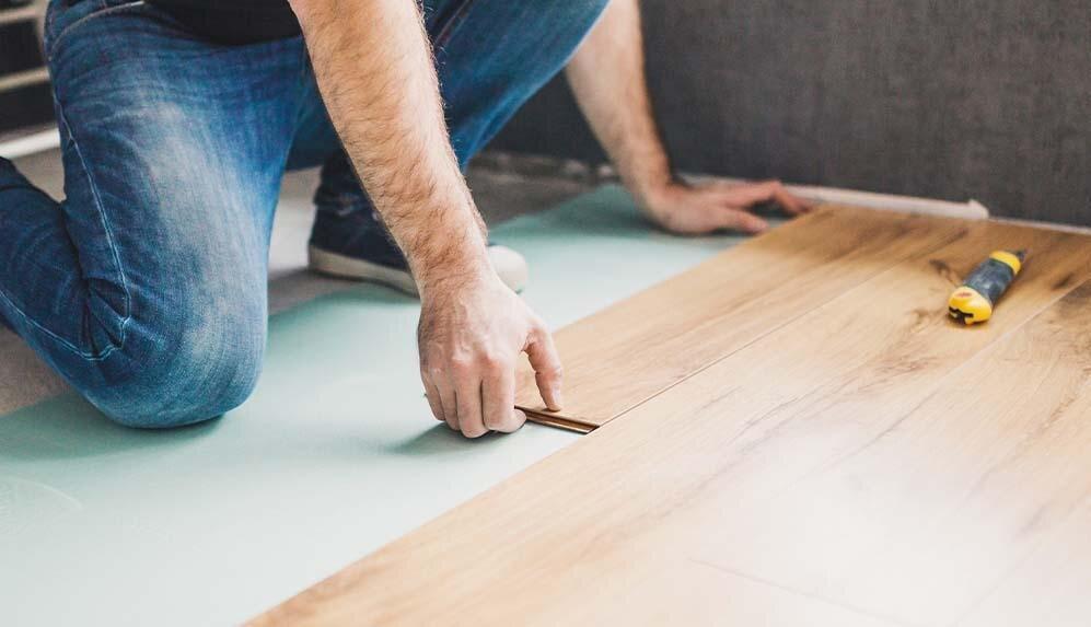 Chi phí lắp tấm lót sàn cách âm phải gồm cả chi phí nhân công, xử lý nền và lớp sàn phía trên (Nguồn: Internet)