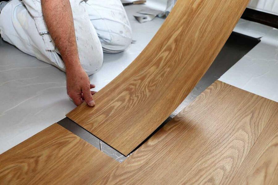 Sàn nhựa Vinyl/PVC có khả năng chống thấm tốt, phù hợp với phòng ngủ, phòng khách, văn phòng (Nguồn:Internet)