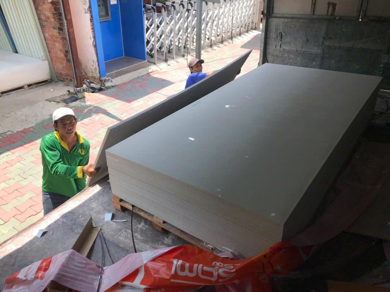 Lựa chọn tấm đạt chuẩn và thao tác cẩn trọng giúp bảo vệ tối đa các mép góc vật liệu (Nguồn: Internet)