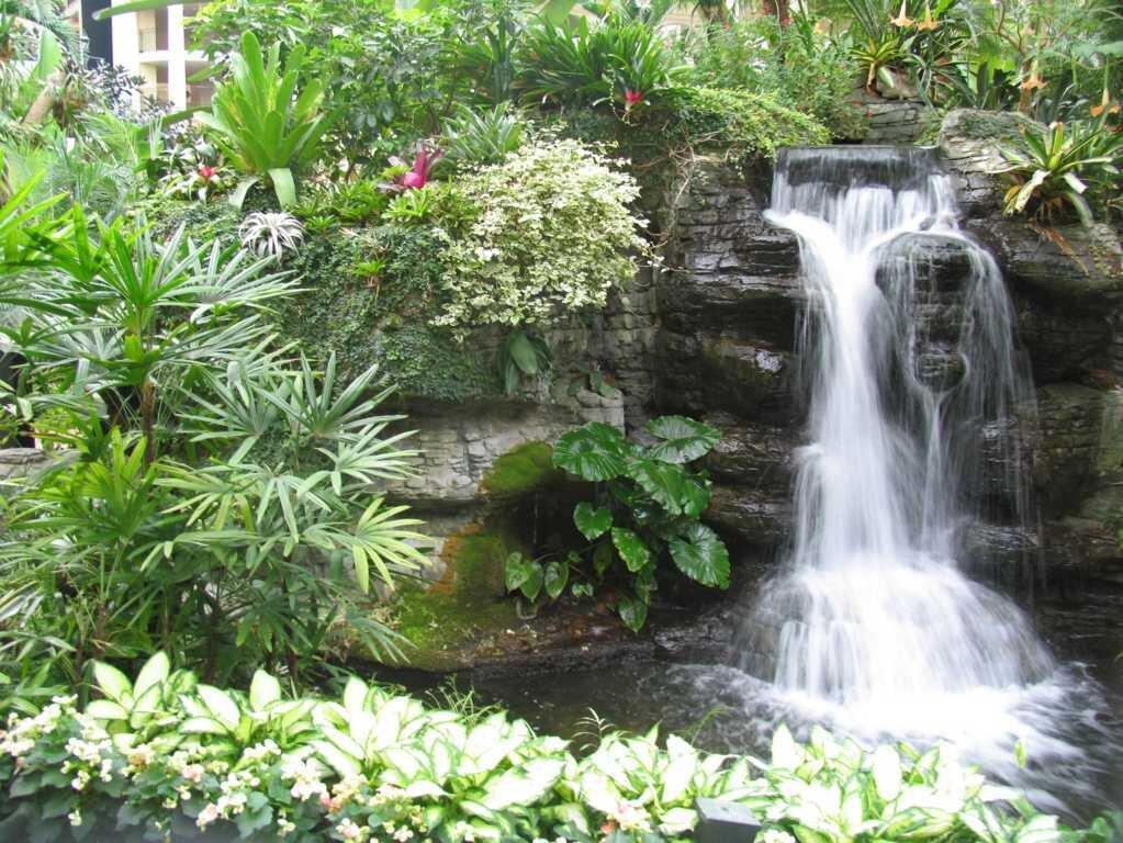 Tiểu cảnh thác nước nhân tạo róc rách kết hợp cây xanh mướt cho sân vườn (Nguồn: Internet)